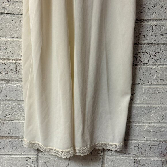 Vintage Ivory Lace Trim Full Slip Dress – Adjustable Straps – No Tag - Picture 3 of 9